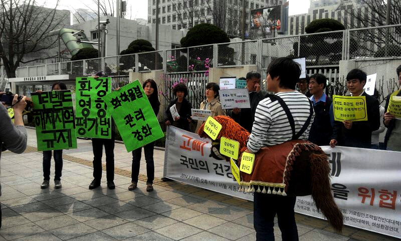 고삐 풀린 환경 규제, 국민의 건강과 사회의 안전을 위협합니다.