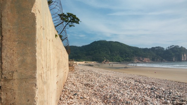 ▲대연평도의 구리동해수욕장이다. 해수욕장의 해변과 해병대의 해안방어옹벽, 해안방어장애물 등이 공존하는 곳이다.